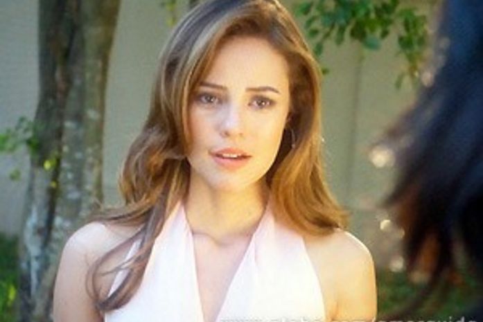 Valentin diz a Paloma que Ninho está voltando para o Brasil e ela sente o baque