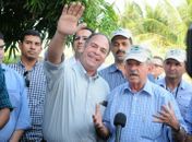 Ministro Fernando Bezerra, senador Benedito e prefeitos alagoanos no semi-árido de Pernambuco