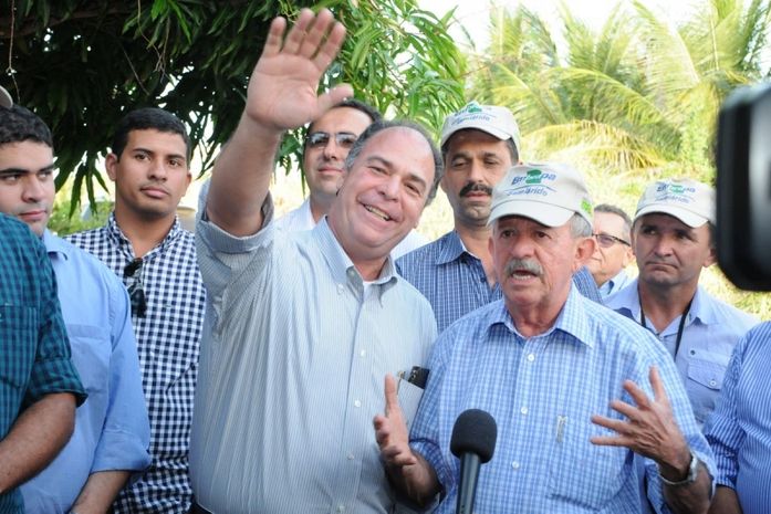 Ministro Fernando Bezerra, senador Benedito e prefeitos alagoanos no semi-árido de Pernambuco