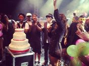 Ivete Sangalo ganha bolo pelos 41 anos; na web, famosos mandam mensagens