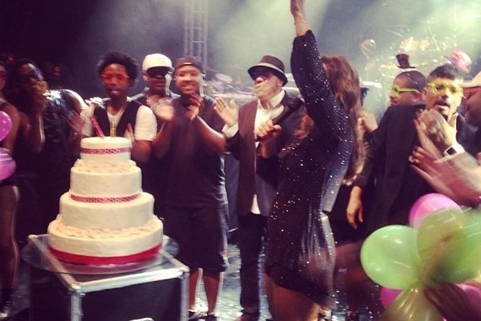 Ivete Sangalo ganha bolo pelos 41 anos; na web, famosos mandam mensagens