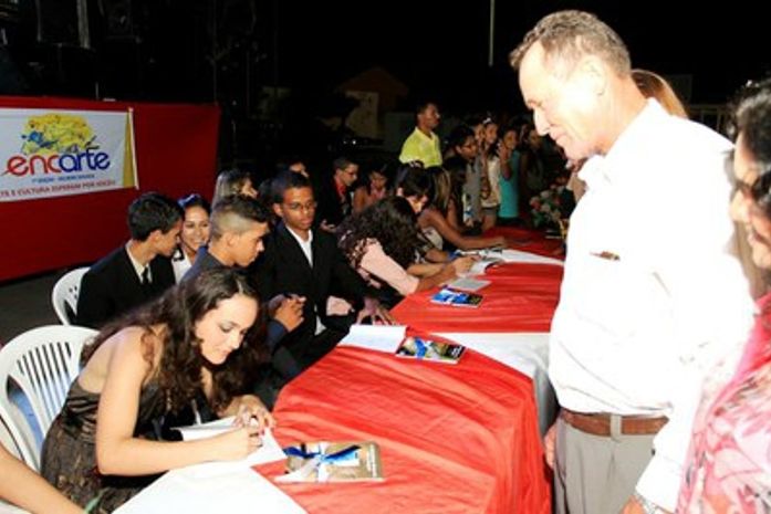 Noite de autógrafos ocorreu neste final de semana