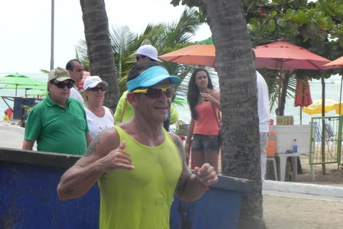 Sebastião Muniz Falcão treinando na praia de Pajuçara