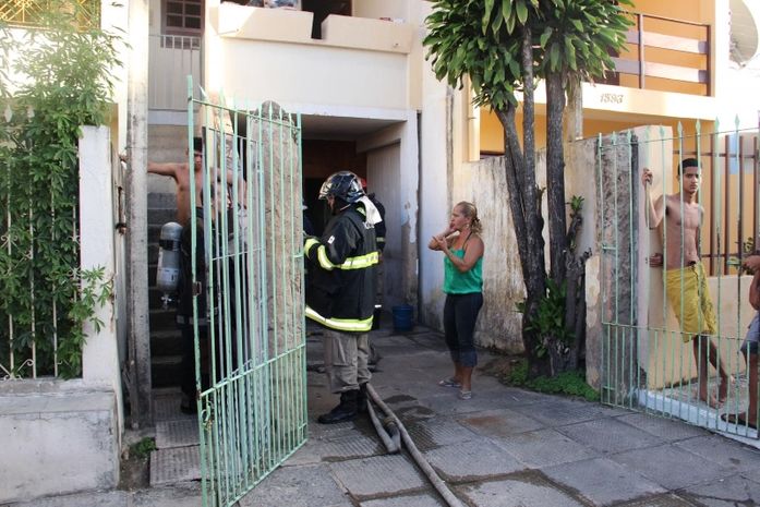 Princípio de incêndio assusta moradores de residência na Jatiúca