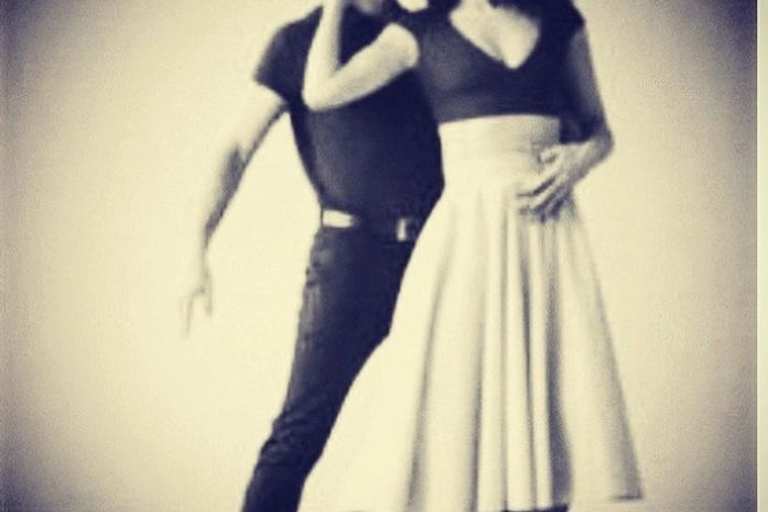 Claudia Raia posta imagem dançando coladinha ao namorado: 'Meu amor'