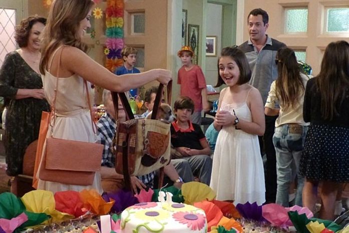 Paloma adivinha desejo de Paulinha e dá cachorrinho de presente