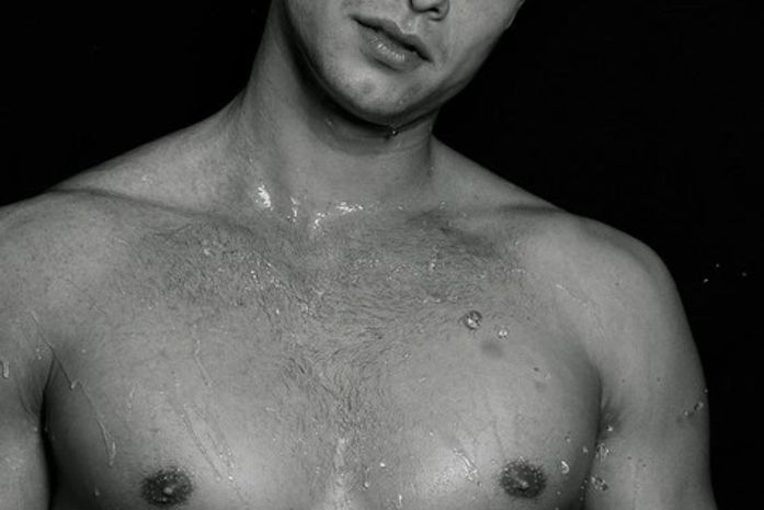 Ator de 'Malhação' posa sensual para ex-BBB e diz: 'Adoro me apaixonar'