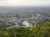 Após ficar sem freio, caminhão com carga de telhas capota na Serra das Espias