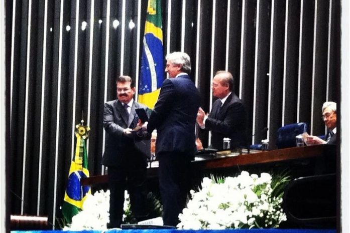 Empresário José alexandre quando recebia a comenda no Senado das mãos de Collor e Renan