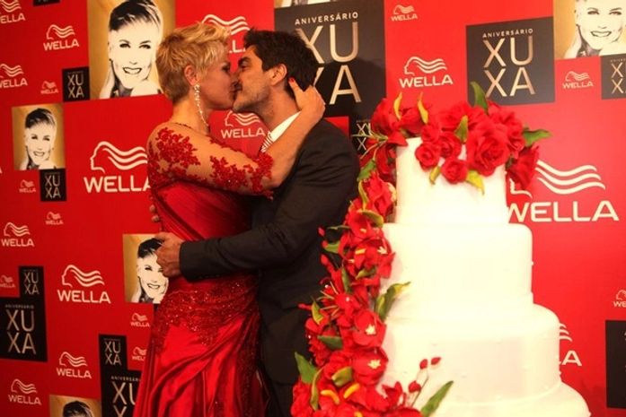 Cheia de famosos, festa de 50 anos da rainha Xuxa tem shows, leilão e beijo