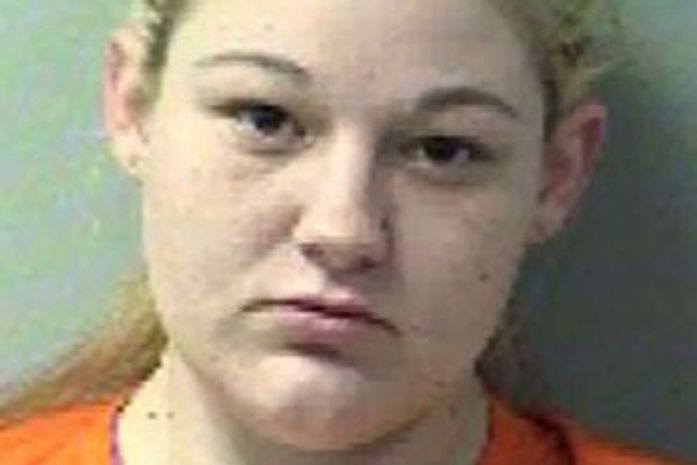 Mulher é presa após atacar namorado com bastão de beisebol rosa