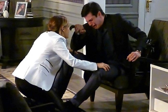 Amor à vida: Félix cai aos prantos, pede cafuné e faz drama