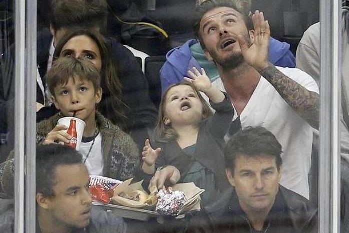 David Beckham e família curtem final de hockey em Los Angeles