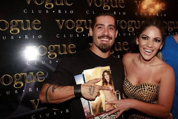 Anamara lança ensaio nu em festa com ex-BBBs e esconde foto com Yuri