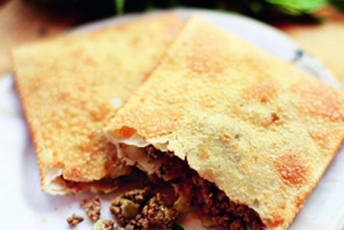 Pastel 'de feira' com carne moída feito em casa é a pedida para o feriadão
