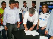 Collor assinando contrato do ASA com a Caixa