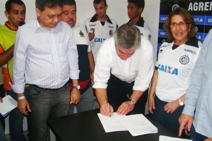 Collor assinando contrato do ASA com a Caixa