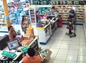Mulheres chegam a farmácia se passando por clientes