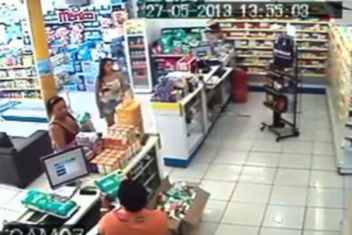 Mulheres chegam a farmácia se passando por clientes
