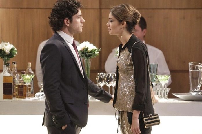 Lara flagra briga entre Amora e Bento e corre atrás da fofoca