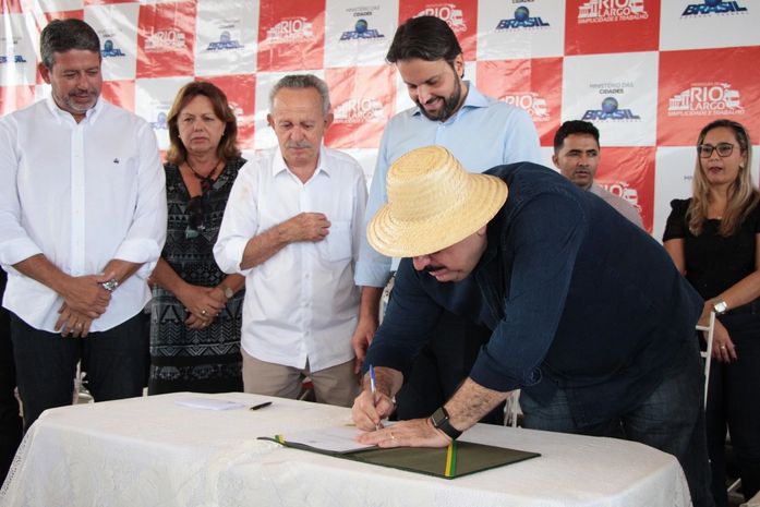 Assinatura de ordem de serviço marca a retomada das obras do conjunto Edson Novaes