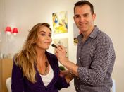 Maquiador de estrelas ensina make que valoriza olhos claros