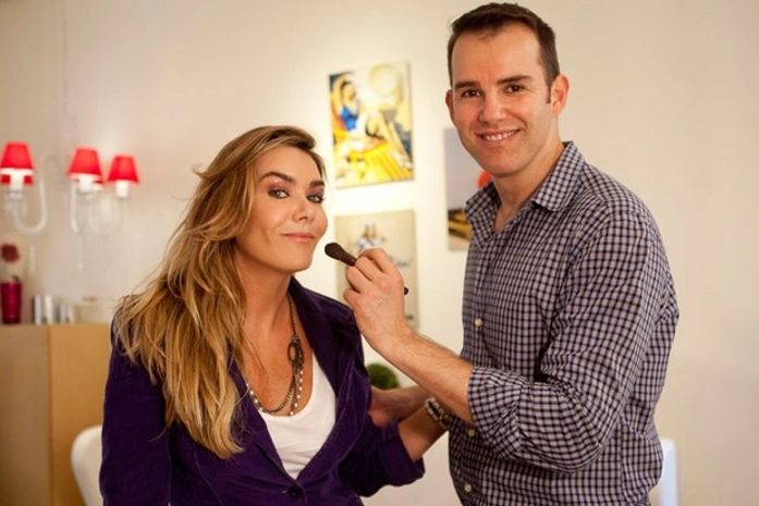 Maquiador de estrelas ensina make que valoriza olhos claros