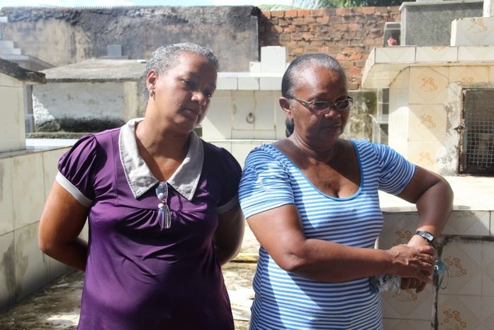 Familiares acompanham exumação