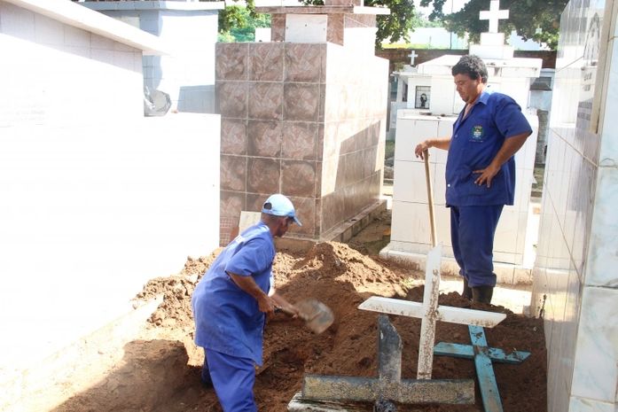 Equipe realiza exumação