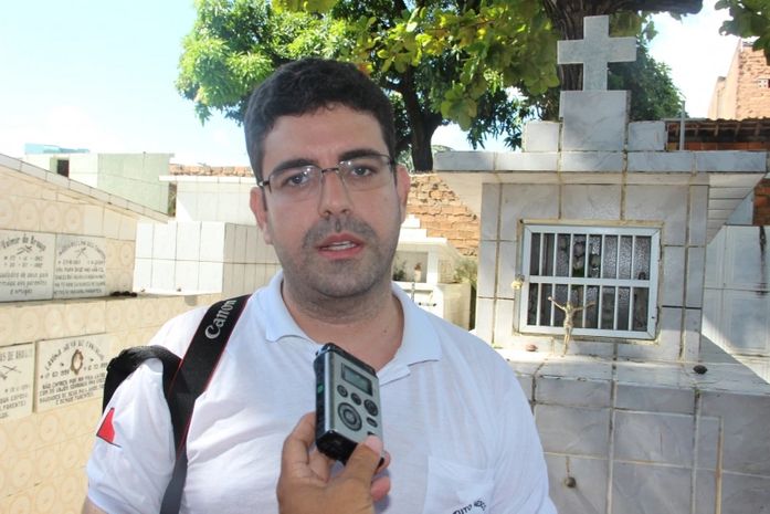 O médico João Guimarães explica como serão feitas as exumações