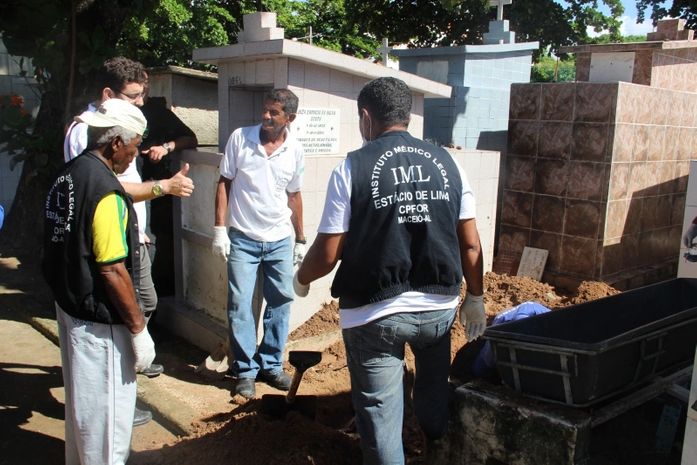 Exumações são retomadas em Maceió