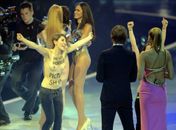 Protestantes de topless invadem o palco do programa de Heidi Klum