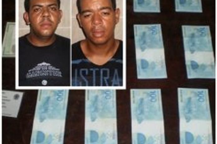 Dupla é detida repassando notas falsificadas de R$ 100; foram apreendidos R$ 2 mil