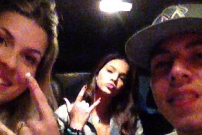 Bruna Marquezine 'segura vela' em noitada com casal amigos de Neymar