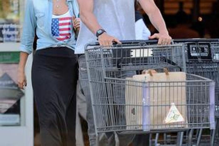 Santoro é visto em público pela primeira vez com nova namorada