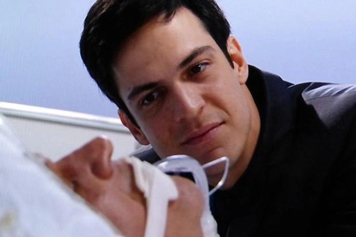 'Amor à Vida': no hospital, Félix é surpreendido ao tentar matar Atílio