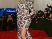 Irmã de Kim Kardashian fala sobre vestido alvo de piada: 'muito coberto'