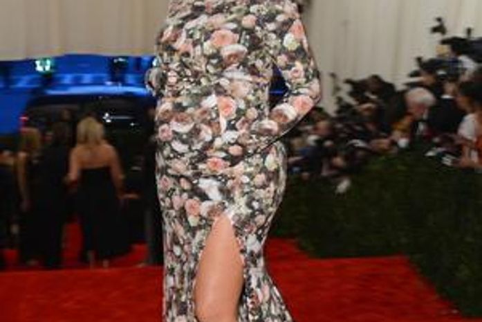 Irmã de Kim Kardashian fala sobre vestido alvo de piada: 'muito coberto'