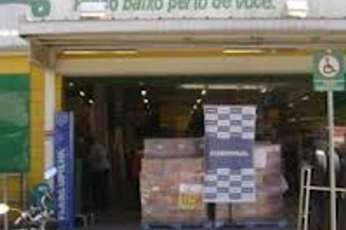 Trio invade supermercado e foge levando todo o dinheiro do caixa