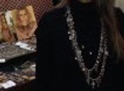 Carol Paz exbindo acessórios de sua produção