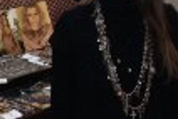 Carol Paz exbindo acessórios de sua produção