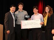 Rebeca Nicolas Pinheiro ao lado dos colegas e de Marcelo Nakagawa, coordenador do Centro de Empreendedorismo do Insper (à esquerda)