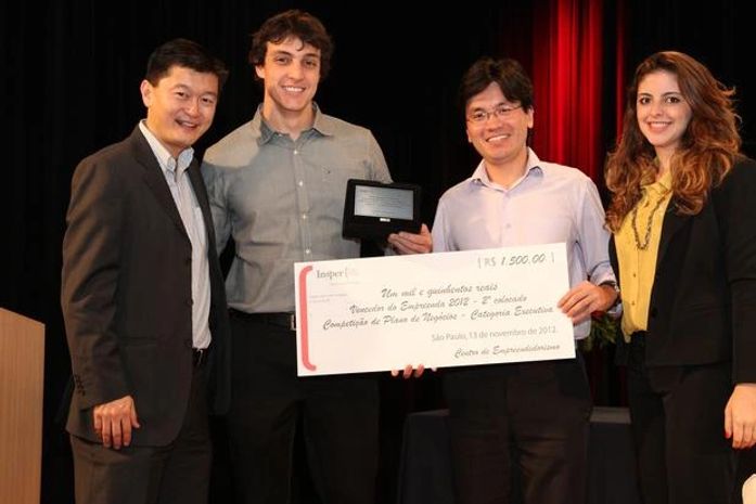 Rebeca Nicolas Pinheiro ao lado dos colegas e de Marcelo Nakagawa, coordenador do Centro de Empreendedorismo do Insper (à esquerda)