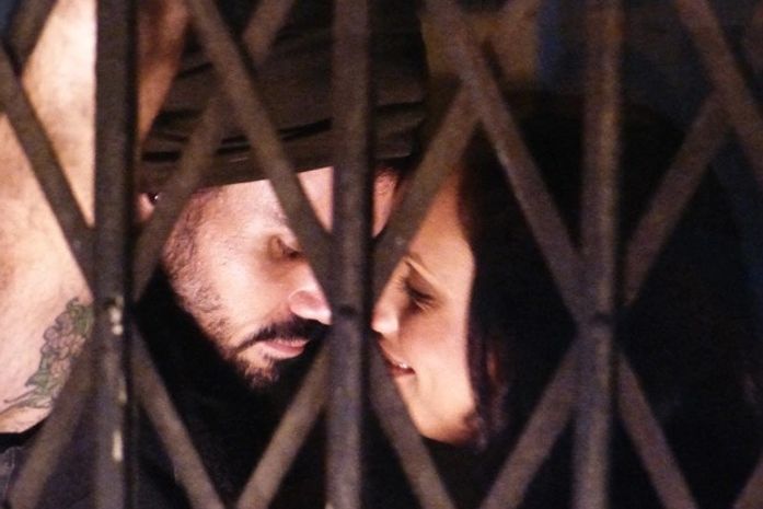 Alejandra se oferece para Ninho, e ele recusa por causa de Paloma