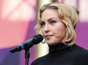 Madonna aparece com rosto inchado em show e é alvo de críticas: 'É muita plástica'