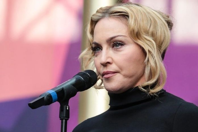 Madonna aparece com rosto inchado em show e é alvo de críticas: 'É muita plástica'