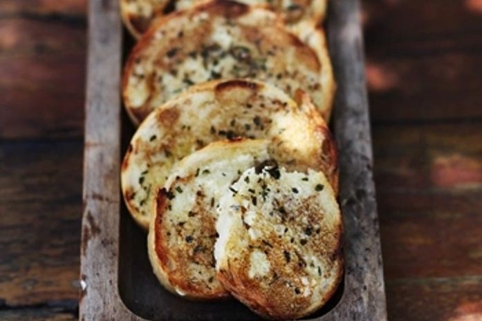 Domingão é dia de fazer churrasco! Anote receita do pão de alho caseiro