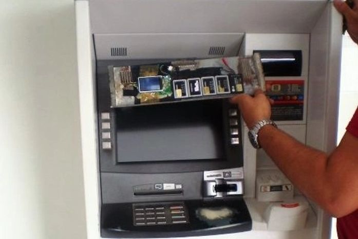 'Chupa cabra' é descoberto instalado em caixa dentro de supermercado na capital