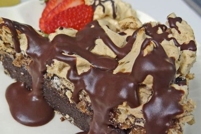 Torta de Chocorengue leva cacau em pó e chocolate amargo picado