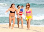 Wanessa Camargo leva filho à praia do Leblon e exibe corpo seco nas areias cariocas